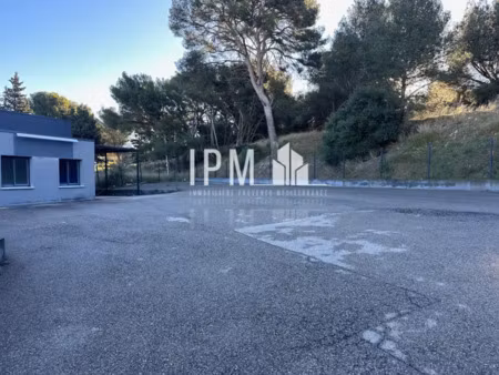 a louer terrain de 3000 m² divisible + bureau