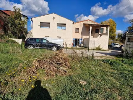 bâtiment en zone artisanale avec logements