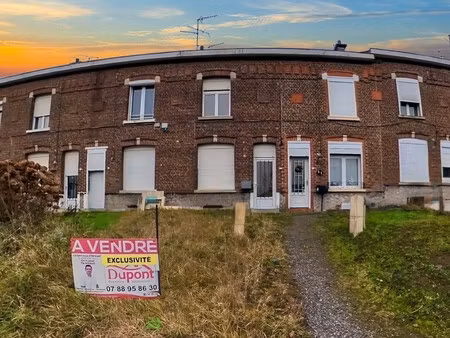 jolie maison mitoyenne avec véranda  jardin et grand garage à