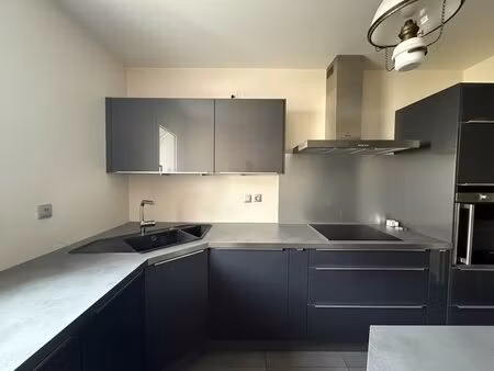 t3 entièrement rénové avec balcon et stationnement