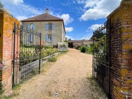 superbe maison ancienne avec parc paysagé et piscine