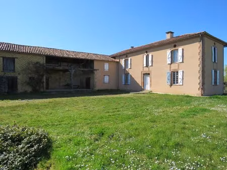 charmante ferme gasconne en position dominante  castelnau magnoa