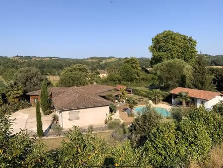 belle maison avec piscine et jardin paysager