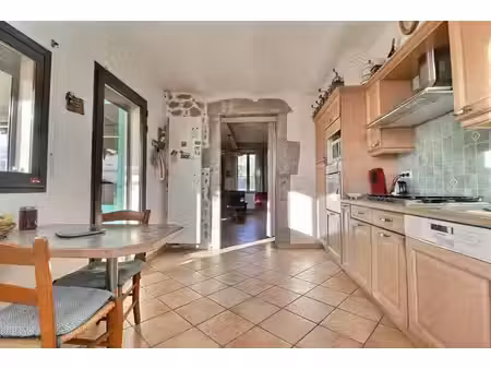 maison avec studio + vastes dépendances ? fort potentiel ? lanas (07200)