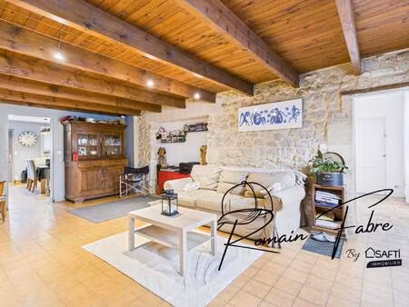 maison en pierre avec 3 chambres   double garage et piscine semi-enterrée