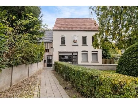 rustig gelegen woning met 3 slaapkamers en ruime garage.