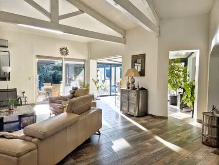 superbe villa de plain-pied avec piscine