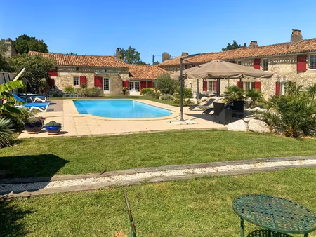 magnifique longère en pierre de 450 m² – rénovation haut de gamme – piscine chauffée – ter