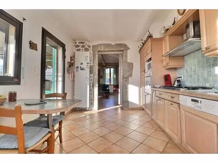 maison avec studio + vastes dépendances ? fort potentiel ? lanas (07200)