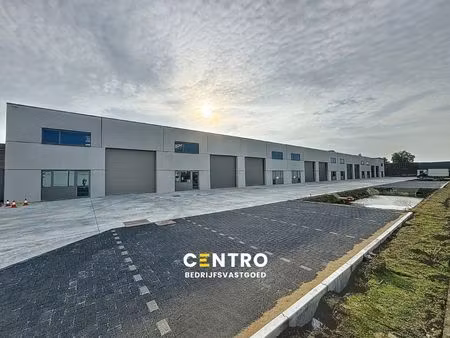 nb magazijn (264m²) met automatische sectionaalpoort  toilet en 2 voorbehouden parkeerplaa