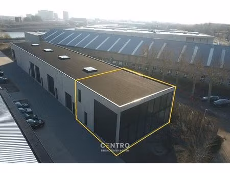 nb handelsruimte (223m²) met verdieping (148 5m²) en private parkeerplaatsen voor de deur.