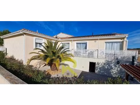 villa de plain-pied 140 m2 avec atelier 148 m2  piscine et vue vignes...