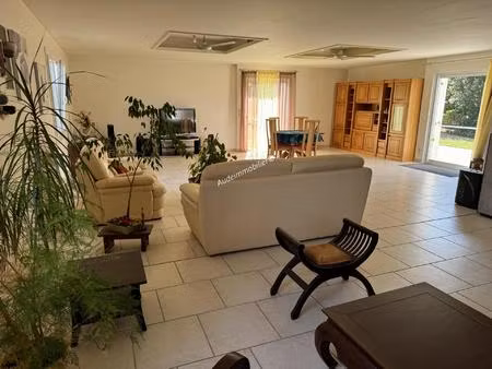 villa de plain-pied avec piscine et jardin
