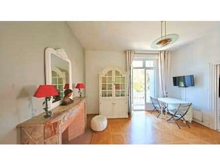 architecture neo-classique - xixème - centre ville avec parking