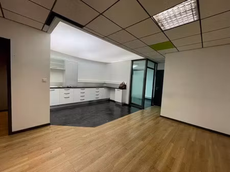 location commerce 71 m² à rodilhan (30230)