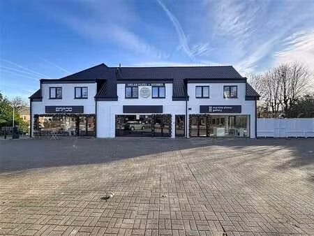 **emplacement commercial aaa à l'entrée de waterloo**