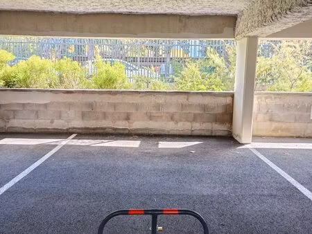 place de parking large