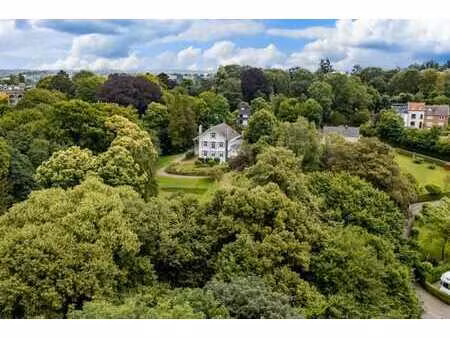 propriété d'exception  nichée au coeur d'un parc magnifiquem