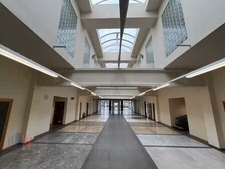 salle d'exposition de 1000 m² située à peine à 2 km de l'...