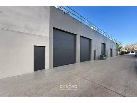 nb opslagruimte (158m²)  met hoge sectionaalpoort en priv...