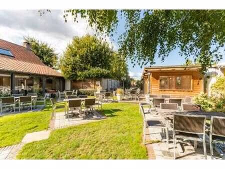 propriété bien située et pleine de charme offrant de nombreu