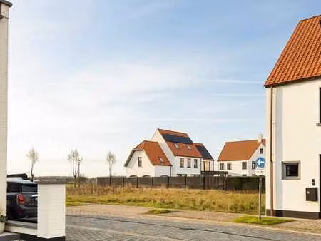 terrain à bâtir idéalement orienté  situé dans la village...