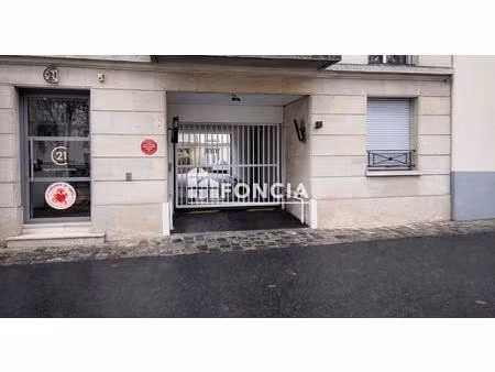 box pour véhicule au 1er sous sol d'une résidence sécurisée avec gardien