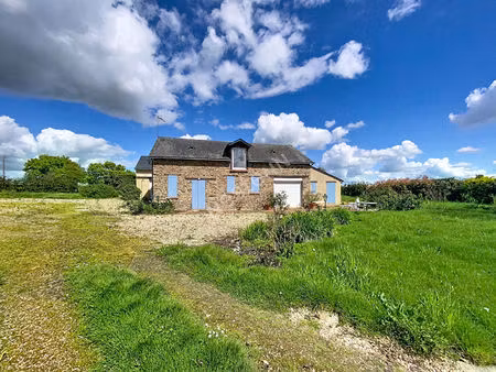 a vendre  maison de 172m2  quatre chambres et un bureau sur un terrain de plus de 4000m2 à