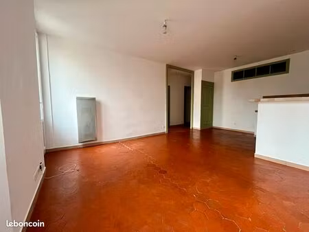 t3-bis lumineux - centre village de salernes