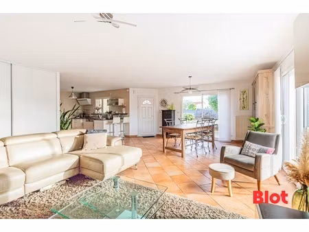 maison plain pied 4 chambres avec grand terrain et garage.