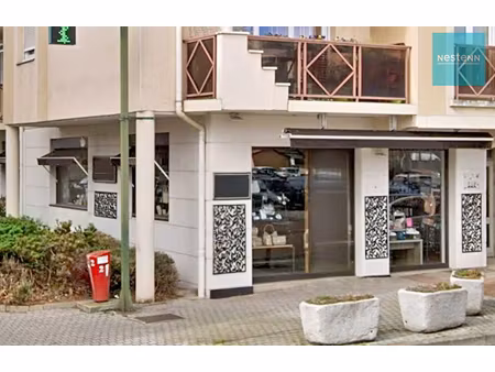 murs commerciaux - montrond les bains -74 m² - emplacement n°1 - loués 900€ par mois