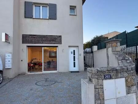 local commercial avec une place de stationnement ou terrasse