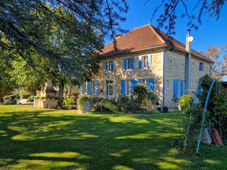 maison en pierre classique avec vue  dépendances  environ 2h