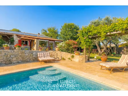 maison en pierre de plain-pied avec piscine