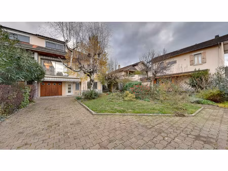 maison cossue mitoyenne de 157m2 sur 493m2 de terrain clos e