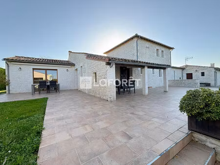 maison de standing avec piscine couverte et 200 m² de terrasses ? secteur saintes