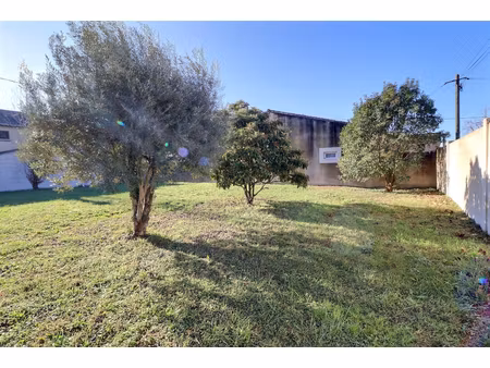 a vendre à entraigues sur la sorgue terrain constructible 348 m²