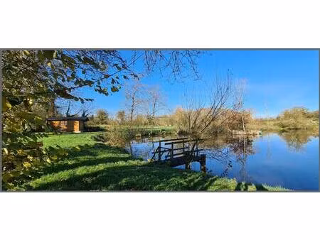 terrain de loisir et son plan d'eau avec chalet de 25m².