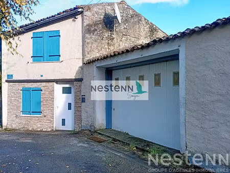 maison à rénover au centre du gua avec un grand garage et au calme.