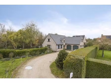 ruime villa met 4 slaapkamers en dubbele garage op 1.034m² .