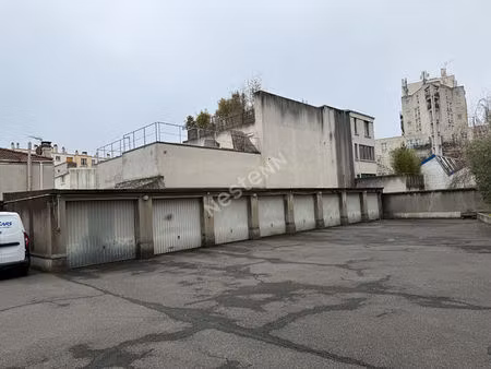 montreuil  quartier croix de chavaux   a vendre 10 boxes et 20 places de parkings