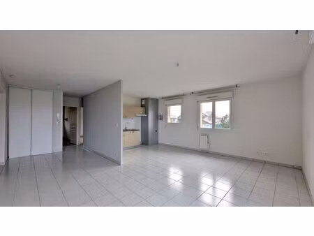 sillingy - appartement 3 pièces avec balcon  cave  garage et parking privatif