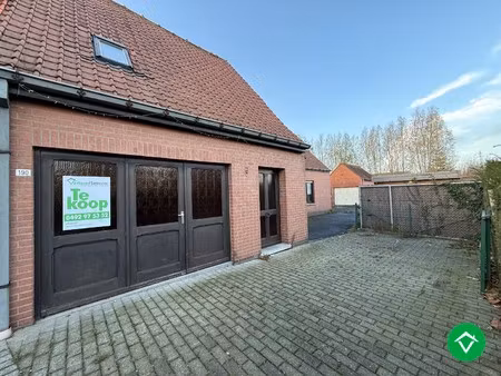 rustig gelegen halfopen bebouwing met 3 slaapkamers  tuin en garage met uitweg!