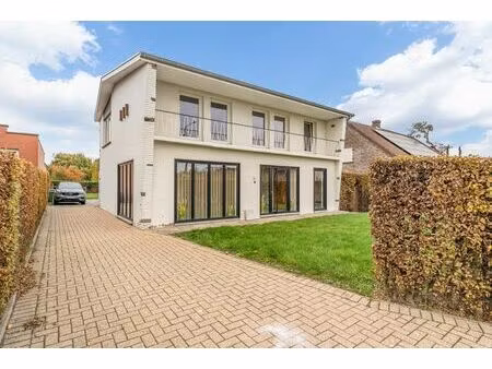 gerenoveerde  gunstig gelegen woning met 3 slaapkamers te ordingen