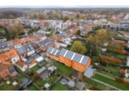 achtergelegen magazijn ca. 275m2 met verdieping