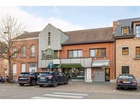 hedendaagse commerciële ruimte met appartement