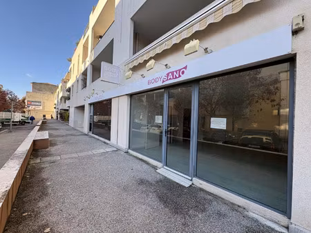 location commerce 76 m² à aubagne (13400)