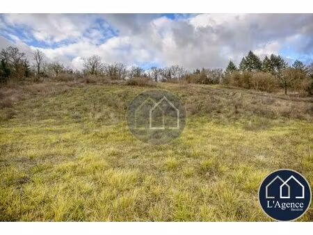 terrain constructible 1963 m2 à 50m du centre de la commune dans environnement boisé