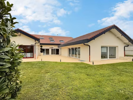 proche genève : magnifique villa de 500m2 avec piscine intérieure