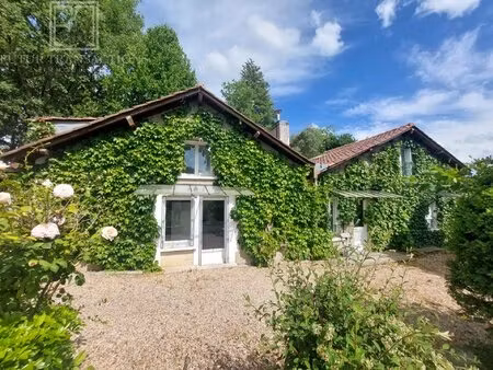 maison et double garage sur 1360 m² de terrain clos
